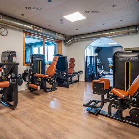 Bild enthält, Working Out, Hardware, Monitor, Screen, Fitness, Sport, Gym, Chair, Furniture, Gym Weights