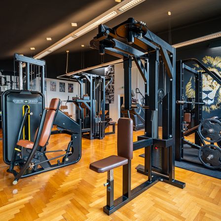 Bild enthält, Chair, Furniture, Working Out, Fitness, Sport, Gym, Gym Weights