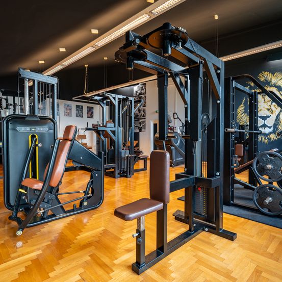 Bild enthält, Chair, Furniture, Working Out, Fitness, Sport, Gym, Gym Weights