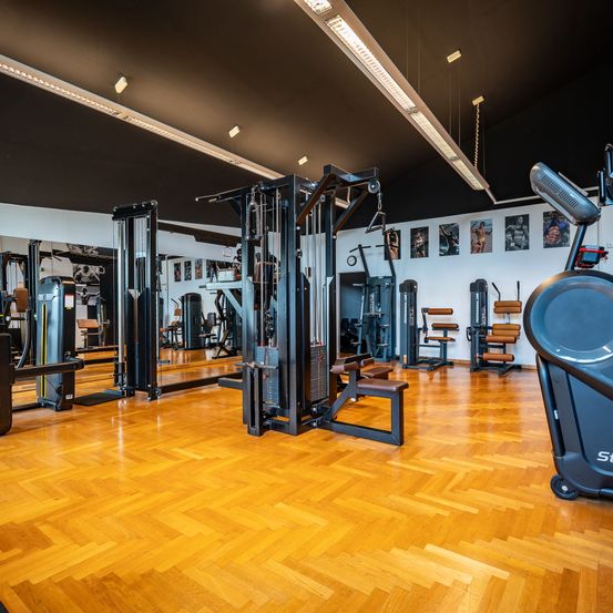 Bild enthält, Working Out, Fitness, Sport, Person, Lamp, Gym, Home Decor, Rug