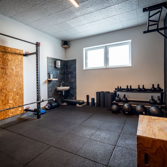 Bild enthält, Floor, Fitness, Pilates, Working Out, Sink, Flooring