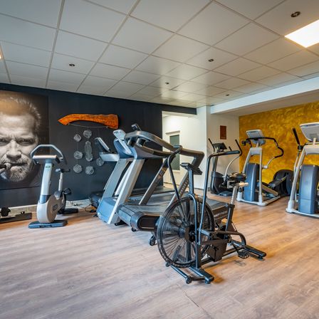 Bild enthält, Adult, Male, Man, Person, Working Out, Fitness, Gym, Face, Head