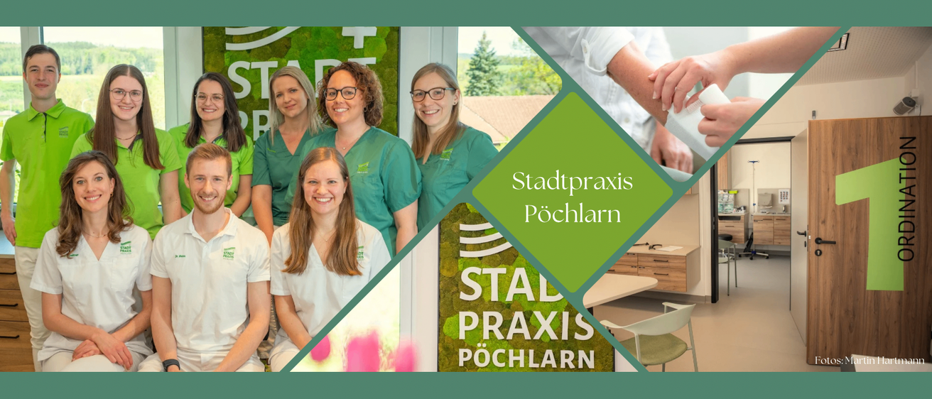 Fünf Frauen und ein Mann, alle in grünen Kitteln, stehen lächelnd. Der Name 'Stadtpraxis Pöchlarn' ist prominent angezeigt. Ein Poster und ein Logo sind ebenfalls sichtbar.