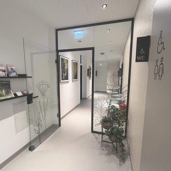 Bild enthält, Floor, Indoors, Book, Publication, Architecture, Building, Foyer, Person