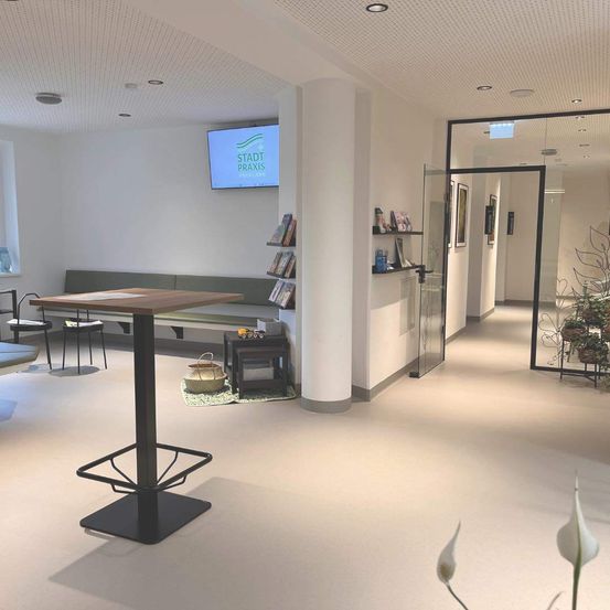 Bild enthält, Furniture, Table, Desk, Chair, Indoors, Computer Hardware, Electronics, Hardware, Monitor, Screen