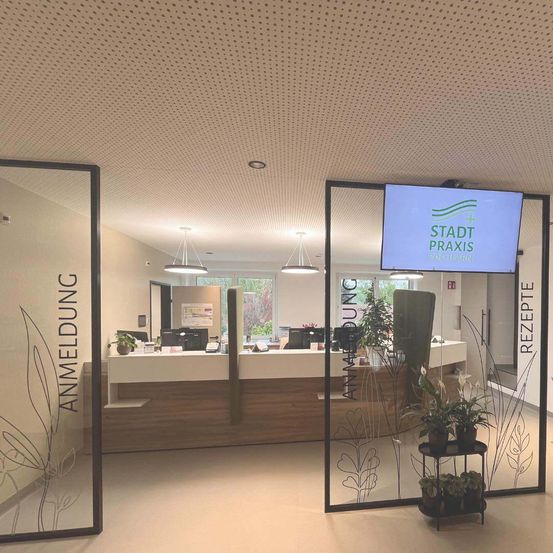 Bild enthält, Furniture, Table, Indoors, Interior Design, Foyer, Plant, Shop, Desk, Monitor, Screen