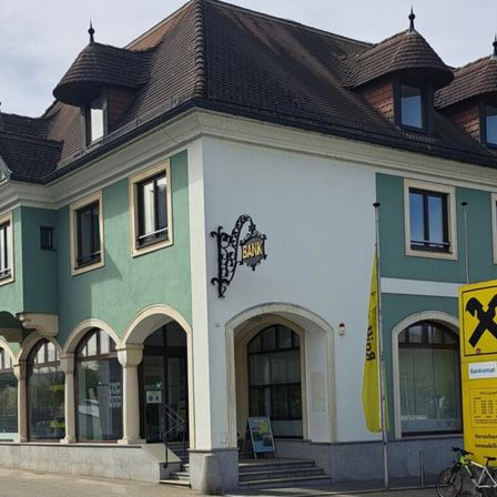 Bild enthält, Architecture, Building, Housing, House, Car, Vehicle, Bicycle, Machine, Wheel, Row House