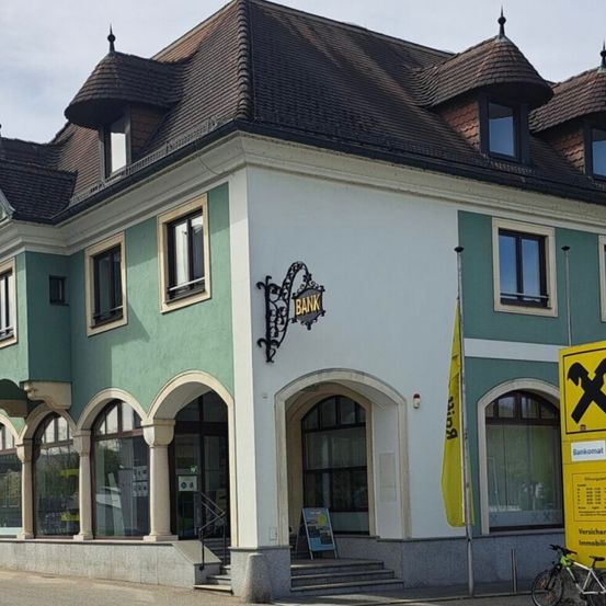 Bild enthält, Architecture, Building, Housing, House, Car, Vehicle, Bicycle, Machine, Wheel, Row House