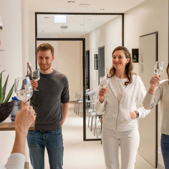 Bild enthält, Adult, Female, Person, Woman, Coat, Sweater, Male, Man, Fun, Party