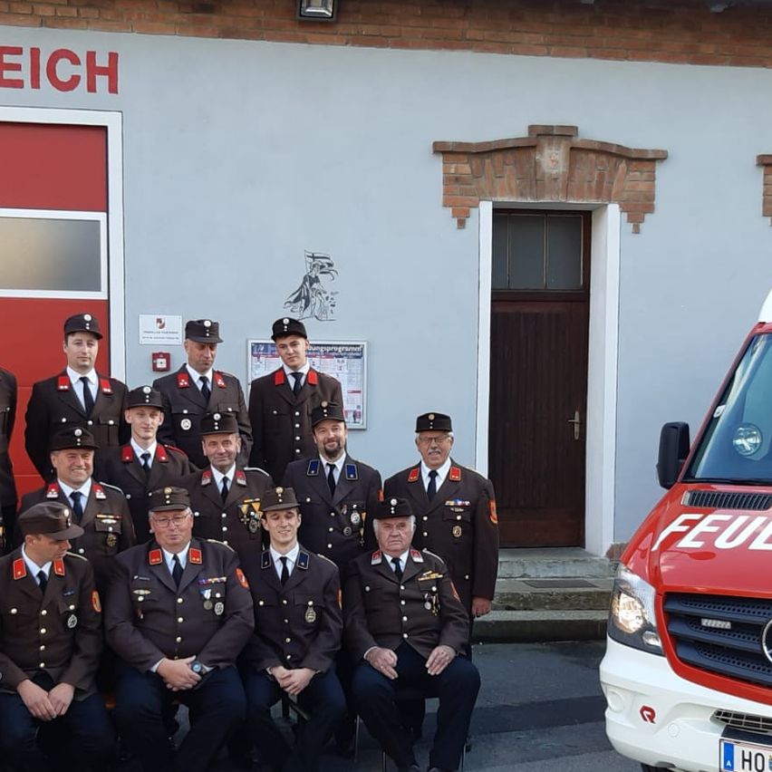 Bild enthält, Moving Van, Transportation, Van, Vehicle, People, Person, Baseball Cap, Hat, Ambulance, Police Station