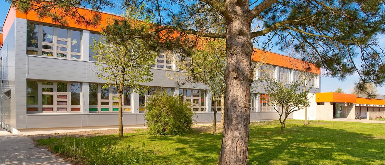 Bild enthält, Grass, City, Building, Villa, Tree, Urban, Neighborhood, Lawn, Tree Trunk, Sycamore