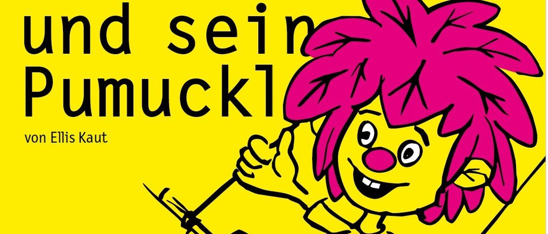 Plakat für das Theaterstück 'Meister Eder und sein Pumuckl'. Es zeigt eine Comic-Figur mit rosa Haaren und grüner Hose, die ein Schwert hält. Der Text ist auf Deutsch.