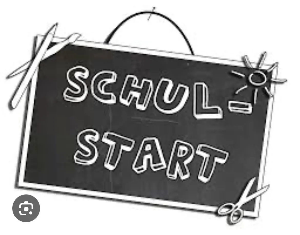 Eine schwarze Tafel mit weißem Text zeigt 'SCHUL START'. Neben dem Wort 'SCHUL' ist eine Sonne gezeichnet.