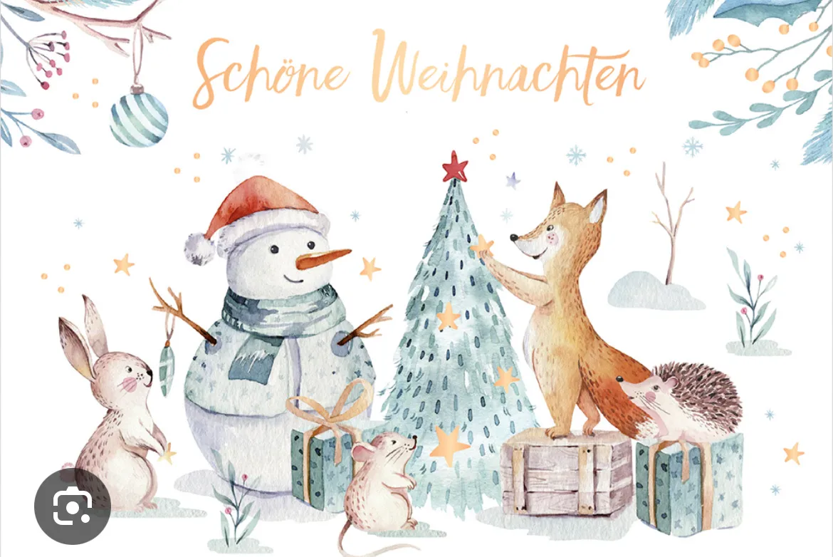 Ein Weihnachtsgrußkarte zeigt einen Schneemann, einen Fuchs, einen Igel und eine Maus um einen geschmückten Weihnachtsbaum herum. Der Text 'Schone Weihnachten' ist in Orange geschrieben.