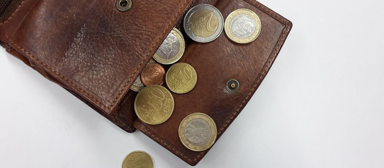 Bild enthält, Accessories, Wallet, Jewelry, Locket, Pendant