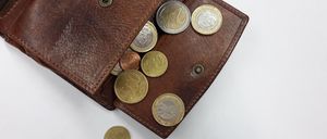 Bild enthält, Accessories, Wallet, Jewelry, Locket, Pendant