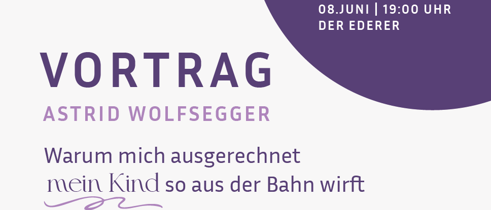 Eine Anzeige zeigt Astrid Wolfsegger vor einem Gebäude mit Text und QR-Code. Das Event ist am 8. Juni um 19:00 Uhr.