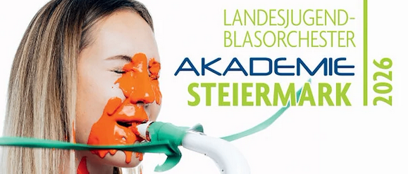 Eine Frau mit orangefarbener Schminke im Gesicht bläst in eine grüne Röhre, mit dem Text 'Landesjugend-Blasorchester Akademie Steiermark 2026' im Hintergrund.