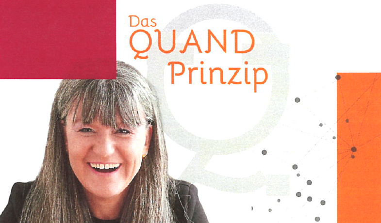 Eine lächelnde Frau mit langen Haaren, die eine schwarze Jacke trägt, steht vor einem roten und orangefarbenen Hintergrund mit dem Text 'Das QUAND Prinzip'.