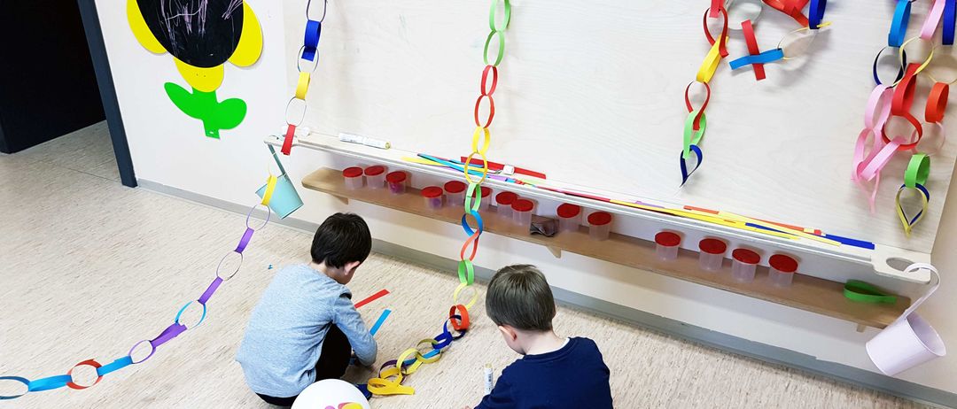 Bild enthält, Boy, Child, Male, Person, Indoors, Interior Design