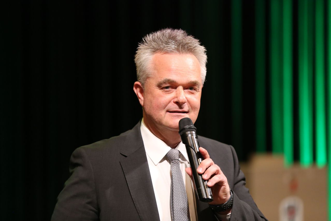 Bild enthält, Microphone, People, Person, Crowd, Adult, Male, Man, Tie, Suit, Audience