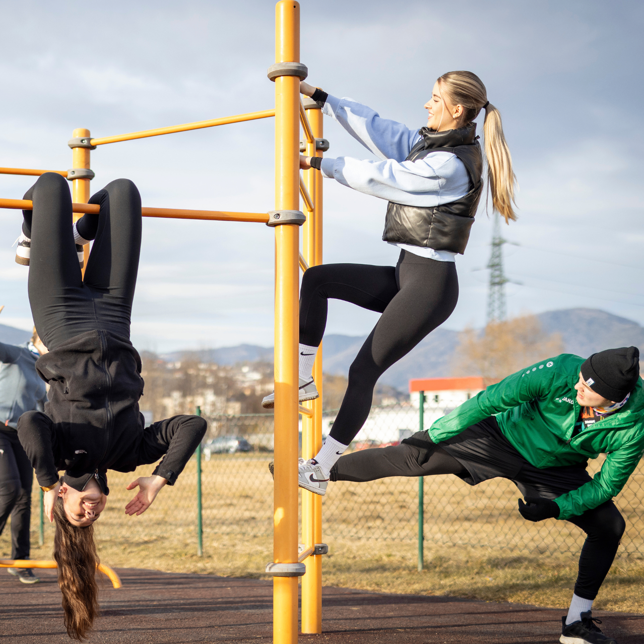 Bild enthält, Person, Adult, Female, Woman, Glove, Shoe, Hat, Working Out, Fitness, Face