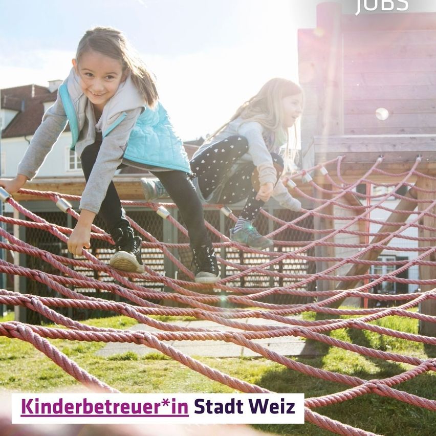 Bild enthält, Play Area, Outdoor Play Area, Outdoors, Child, Female, Girl, Person, Clothing, Pants, Face