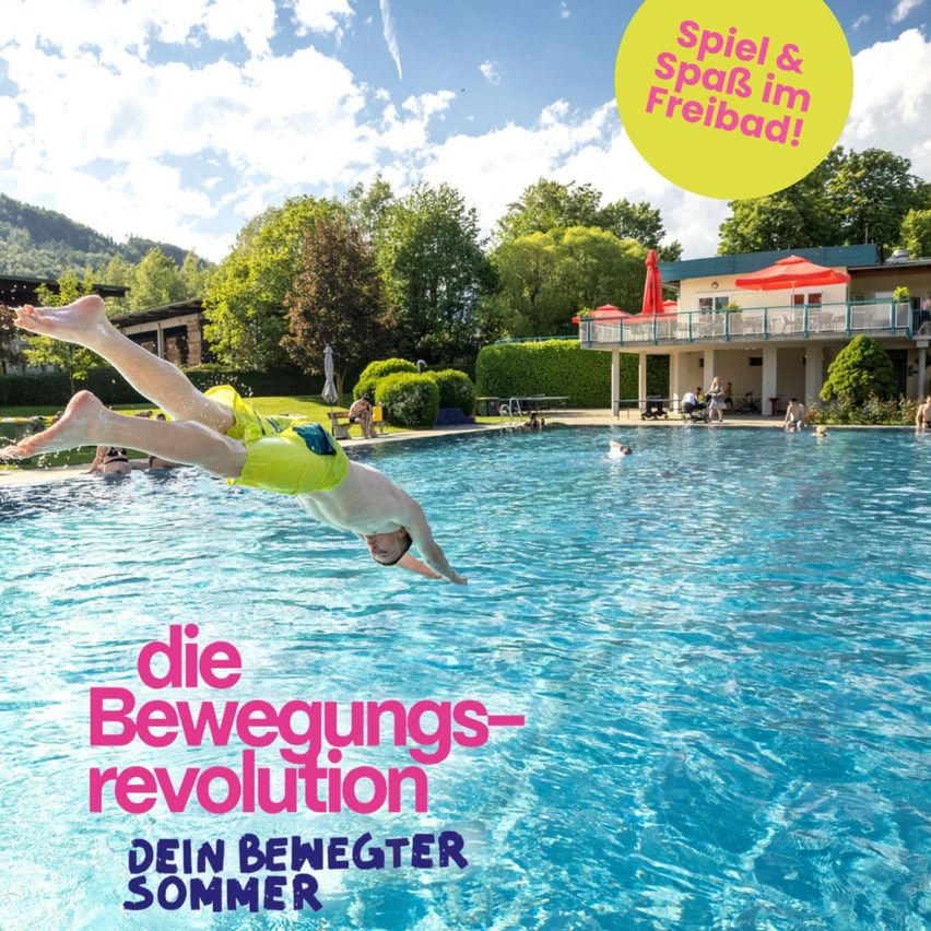 Ein Mann taucht in einen Pool mit dem Text 'Bewegungsrevolution'. Dahinter steht ein Gebäude mit Sonnenschirmen.