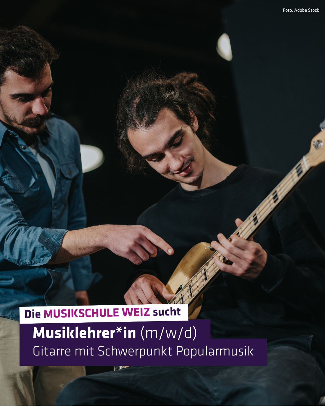 Zwei Männer spielen Gitarre. Einer zeigt auf die Saiten, während der andere lächelt. Der Text lautet 'Die Musikschule Weiz sucht Musiklehrer*in (m/w/d) Gitarre mit Schwerpunkt Popularmusik'.