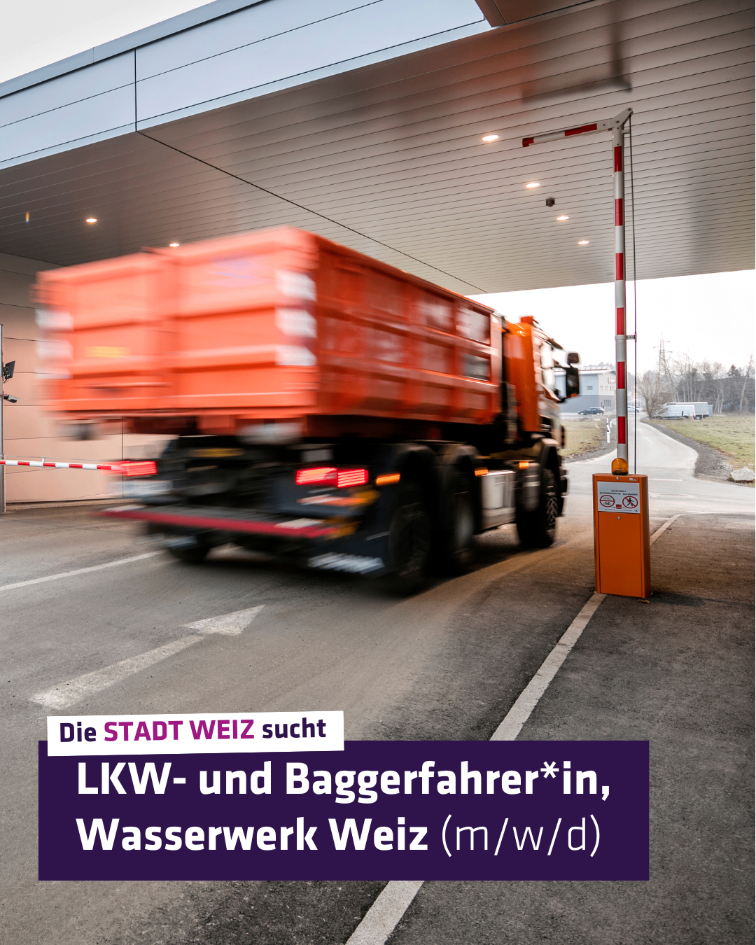 Ein großer orangefarbener LKW fährt durch einen Tunnel mit einem Wasserzeichen, das 'Die STADT WEIZ sucht' und 'LKW- und Baggerfahrer*in, Wasserwerk Weiz (m/w/d)' lautet.