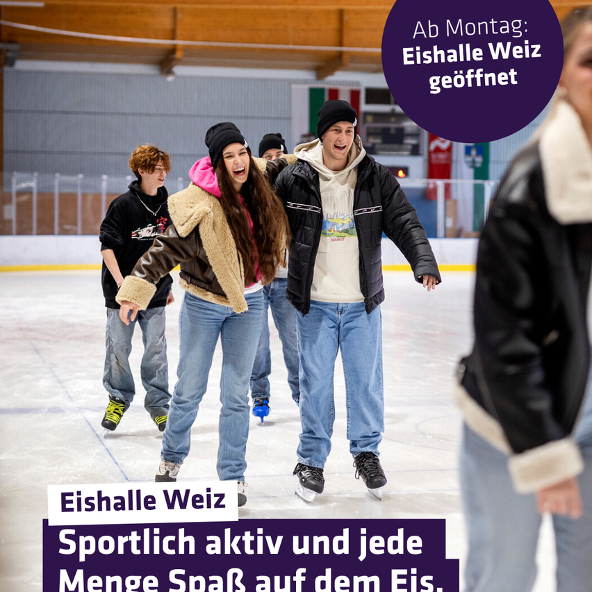Eine Eishalle, mehrere Menschen skaten, ein Paar lacht. Textüberlagerung lautet 'Eishalle Weiz' und 'Sportlich aktiv und jede Menge Spaß auf dem Eis.'