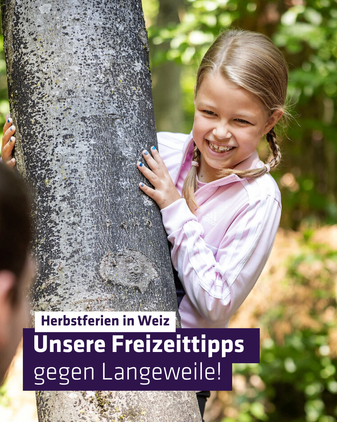 Ein Mädchen in einer rosa Jacke umarmt einen Baum. Sie lächelt und hält sich am Baum fest. Neben ihr steht eine Person. Das Bild hat eine Textüberlagerung in Deutsch.