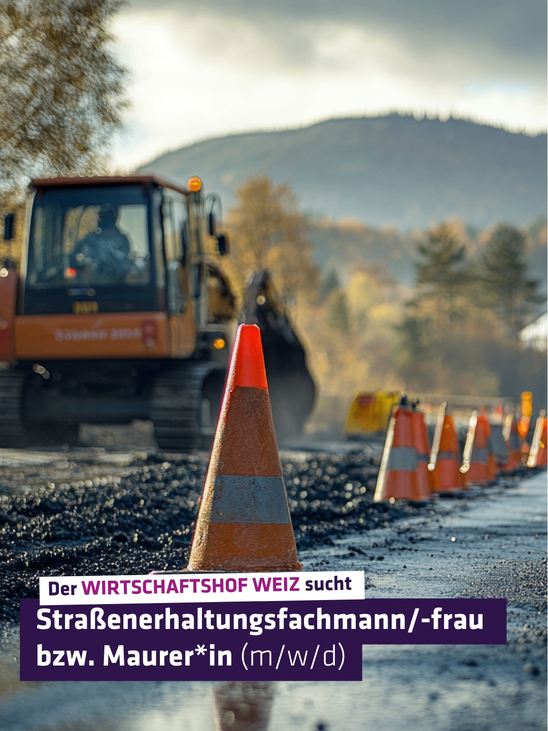 Ein Baufahrzeug arbeitet auf einer Straße, mit Verkehrskegel davor. Das Schild lautet 'Der WIRTSCHAFTSHOF WEIZ sucht StraBenerhaltungsfachmann/-frau.'