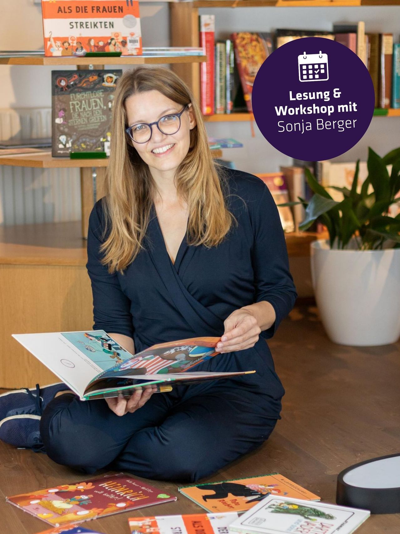 Eine Frau mit Brille und blauem Kleid sitzt auf dem Boden und hält ein offenes Buch in den Händen. Hinter ihr steht ein Holzschreibtisch mit Büchern und eine Pflanze in einem weißen Topf. Ein violetter Kreis mit dem Text 'Leung & Workshop mit Sonja Berger' ist sichtbar.