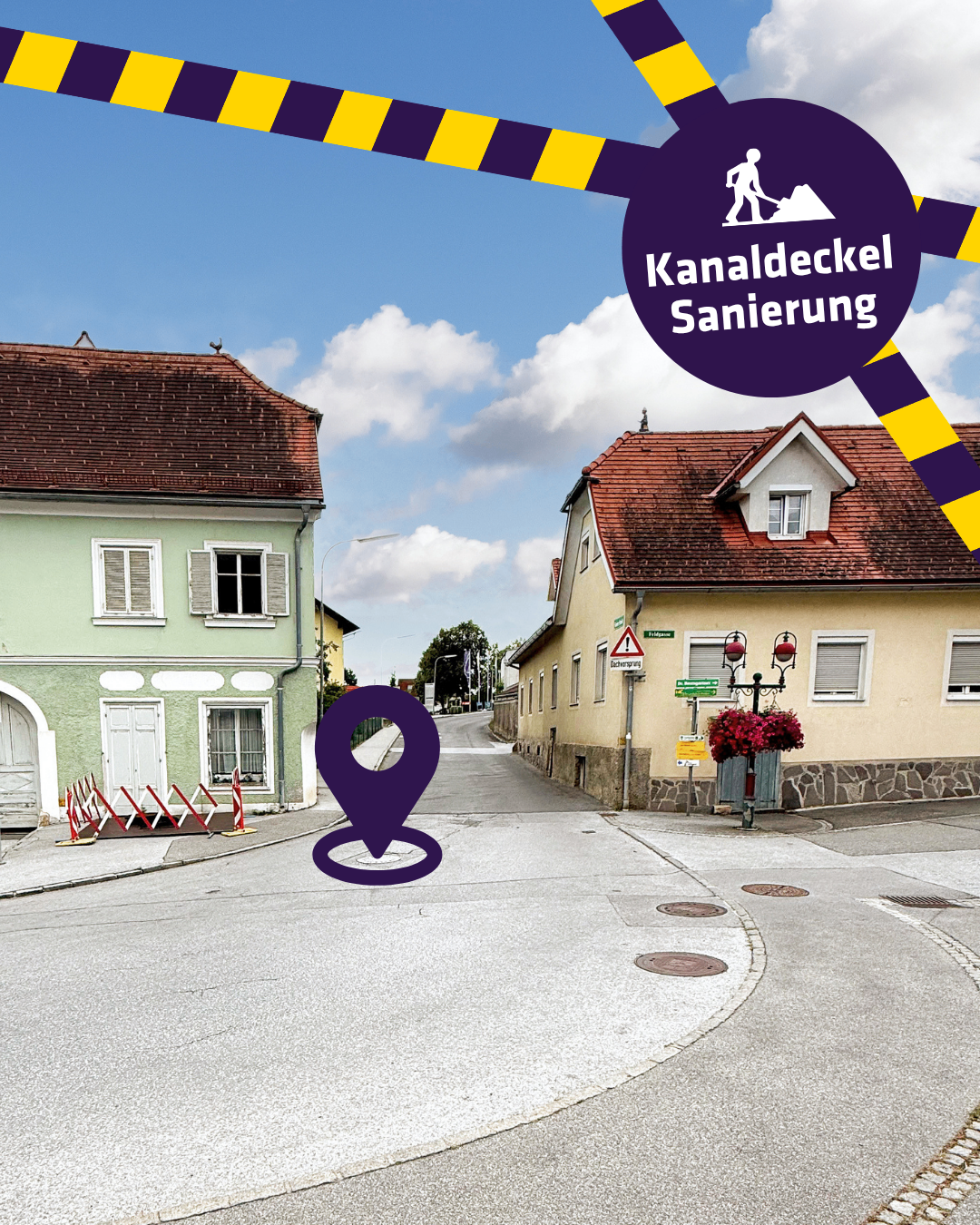 Ein Bild einer Straße mit zwei Häusern, eines mit rotem Dach und das andere grün. Es gibt ein Schild, das auf Kanaldecksanierung hinweist.