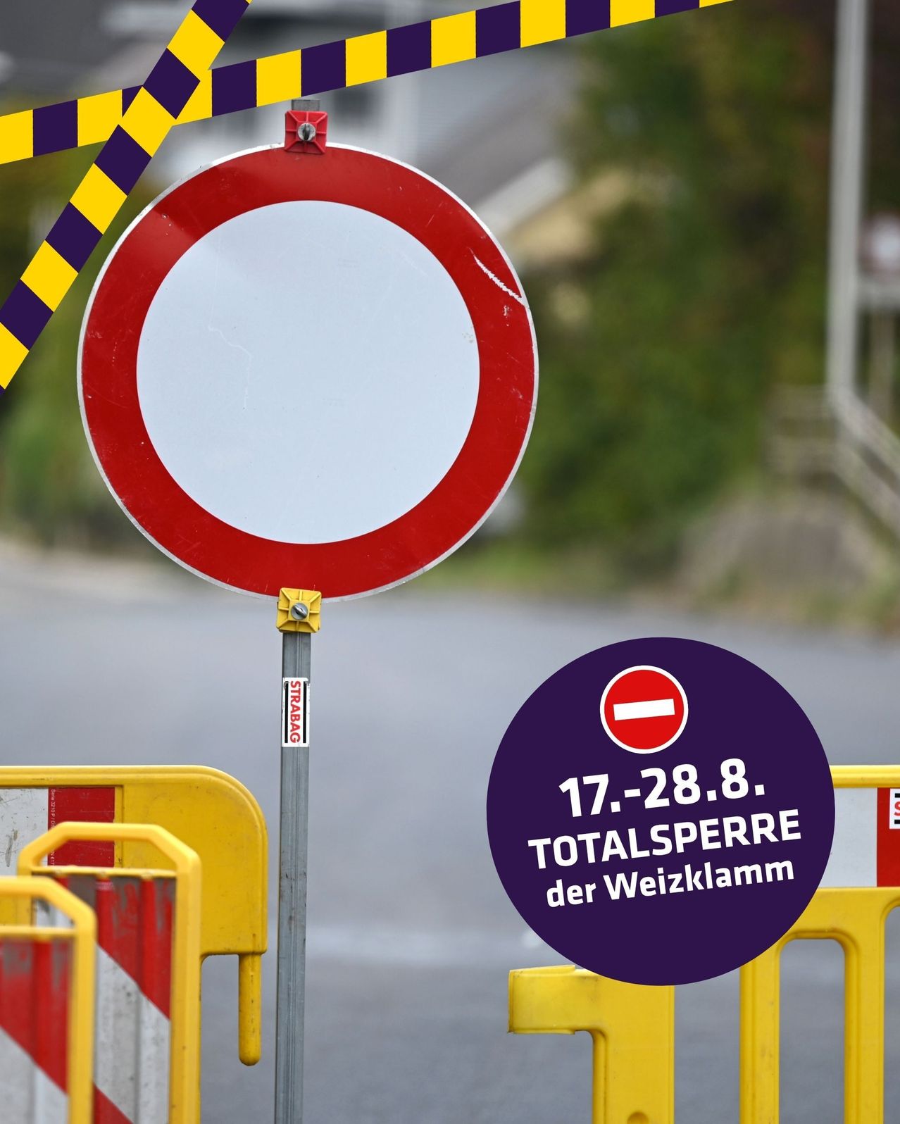 Ein Straßenschild mit rotem und weißem Kreis auf einem Pfosten, begleitet von einem lila Aufkleber mit dem Text '17-28.8. TOTALSPERR DER WEIZKLAMM' und gelben Absperrungen.