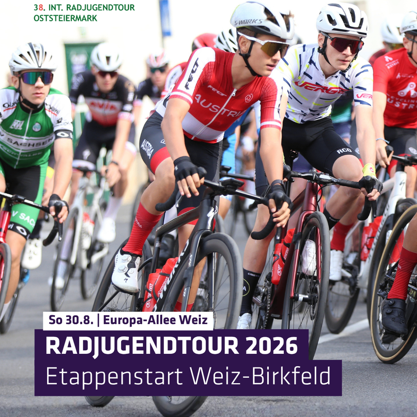 Eine Gruppe von Radfahrern, die Helme und Radsportausrüstung tragen, fährt auf einer Straße. Die Radfahrer scheinen in einem Wettbewerb zu sein. Der Text auf dem Bild lautet 'RADJUGENDTOUR 2026 Etappenstart Weiz-Birkfeld'.