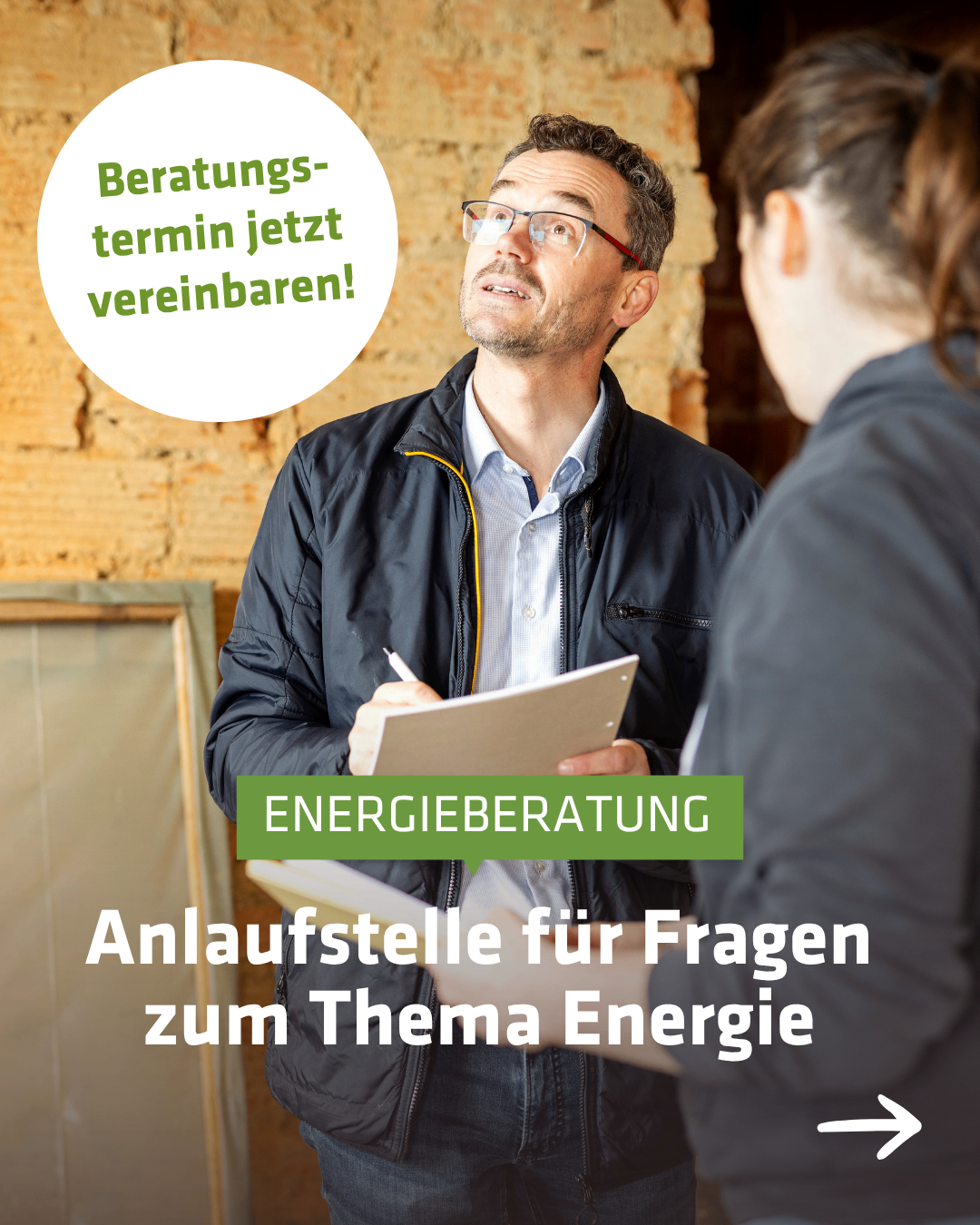 Ein Mann mit Brille und Jacke hält einen Notizblock und scheint mit einer Frau zu sprechen. Das Bild hat einen Textüberlagerung, der 'Beratungs-termin jetzt vereinbaren!' und 'Energieberatung' lautet.