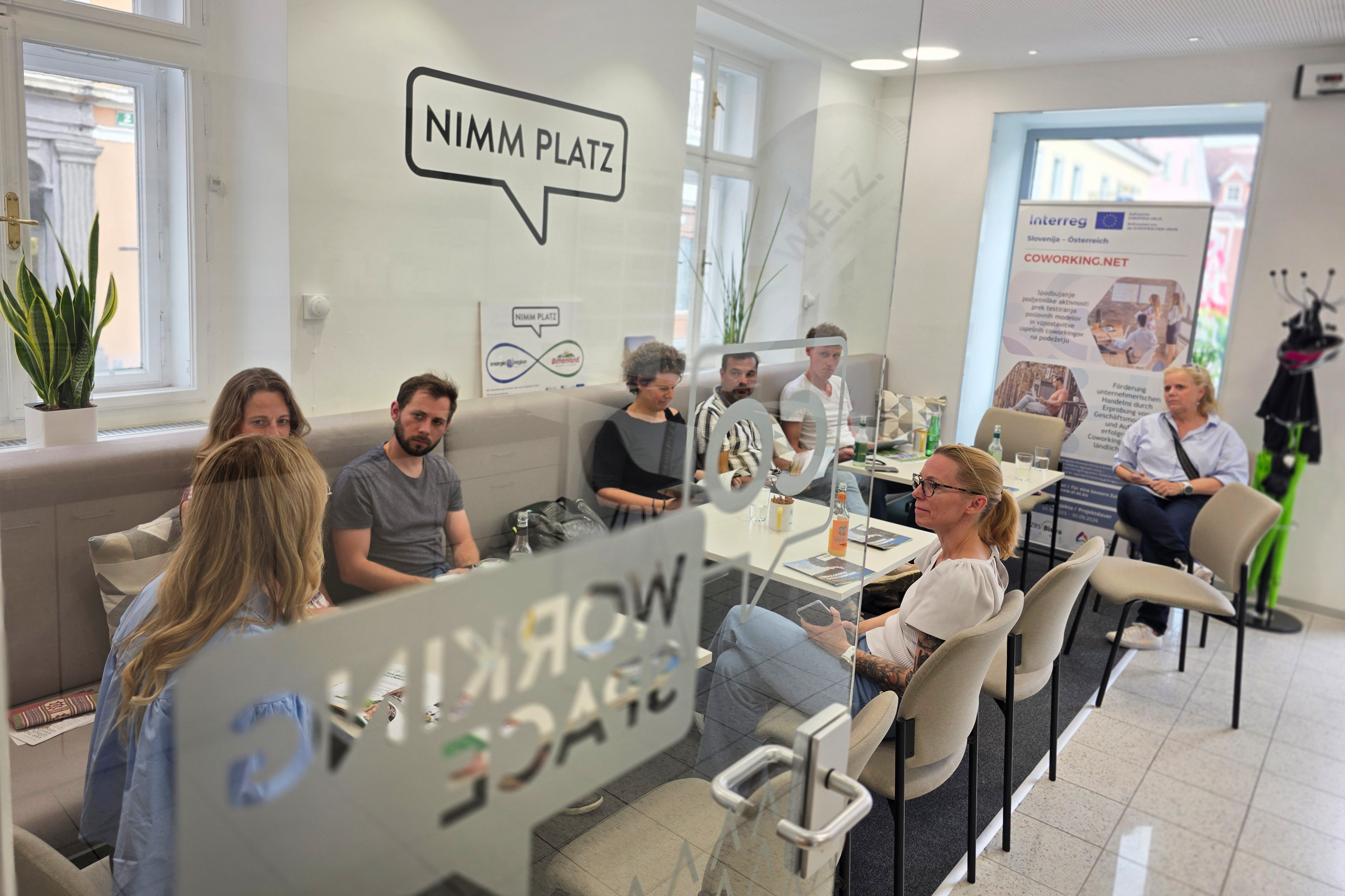Menschen bei einem Treffen in einem Coworking Space in Weiz, Steiermark.