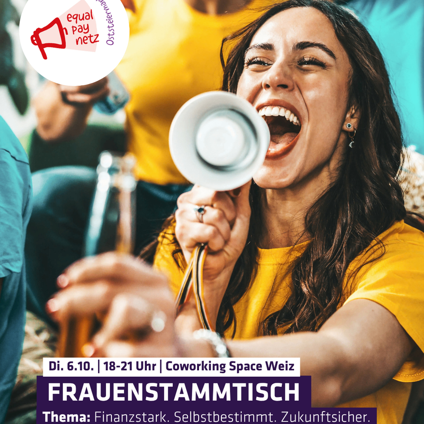 Eine Frau, die ein Megaphon hält und lacht, umgeben von anderen Menschen in einem Coworking-Bereich.