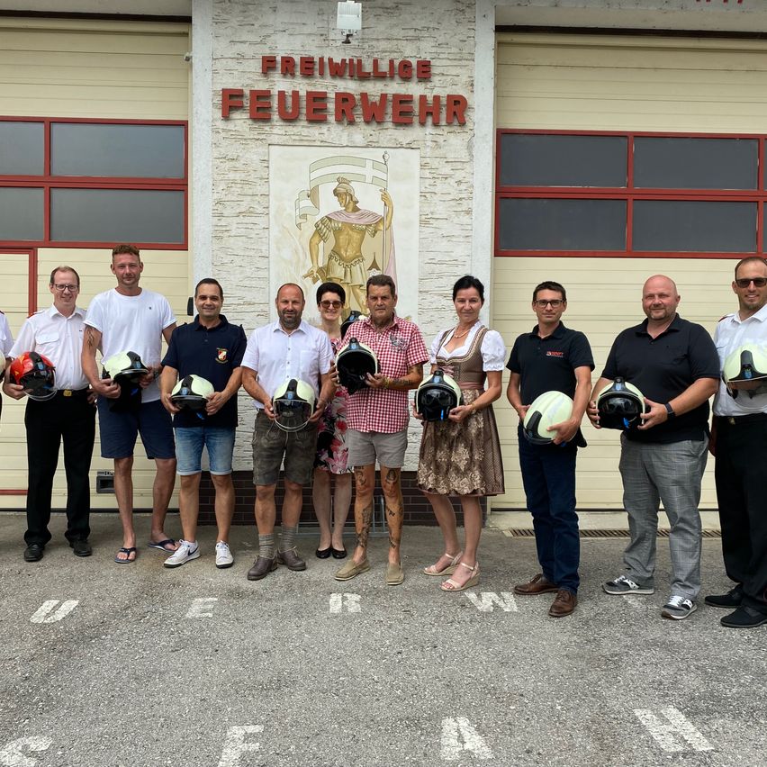 Bild enthält, People, Person, Shorts, Pants, Adult, Male, Man, Groupshot, Rugby Ball, Jeans