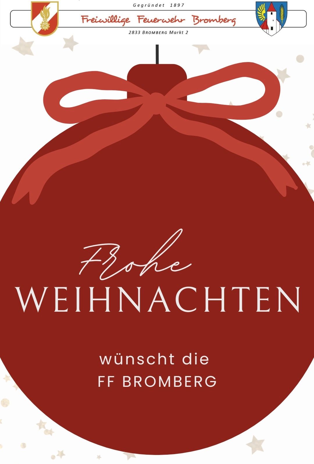 Ein roter Weihnachtsschmuck mit einer um den Hals gebundenen Schleife. Der Schmuck trägt die Aufschrift 'Frohe Weihnachten' und 'wunscht die FF Bromberg'.