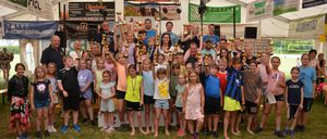 Bild enthält, Clothing, Shorts, People, Person, T-Shirt, Shelter, Face, Portrait, Shoe, Grass