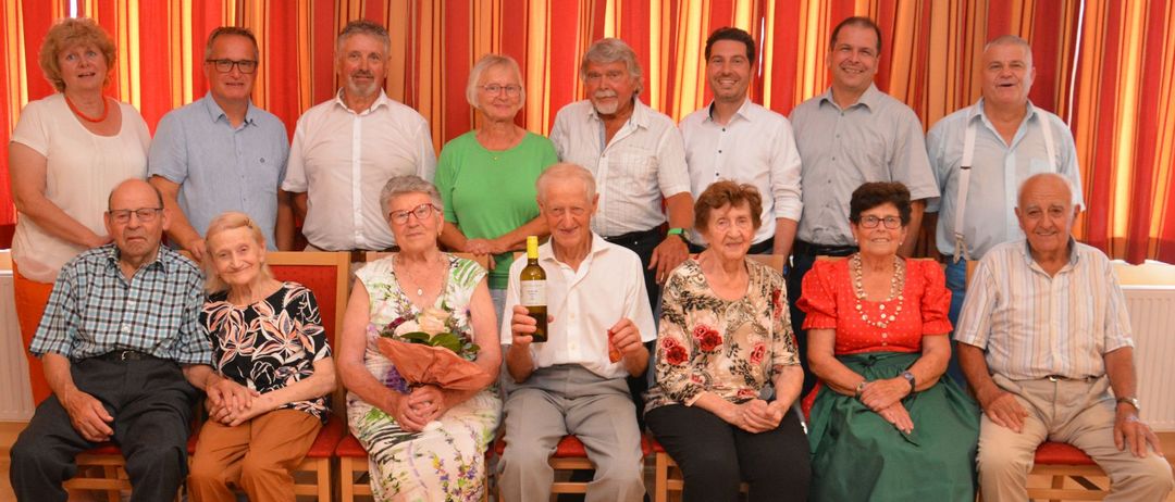 Bild enthält, People, Person, Adult, Female, Woman, Portrait, Blouse, Groupshot, Male, Man