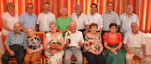 Bild enthält, People, Person, Adult, Female, Woman, Portrait, Blouse, Groupshot, Male, Man