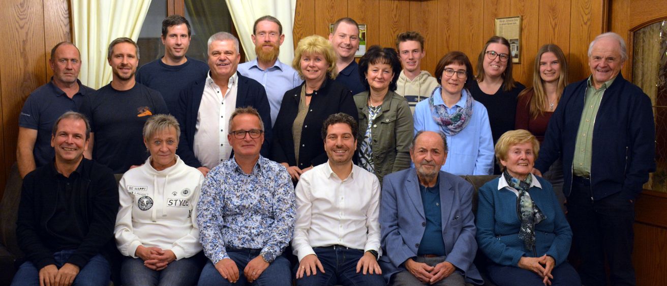 Bild enthält, People, Person, Groupshot, Wood, Adult, Male, Man, Shoe, Jeans, Pants