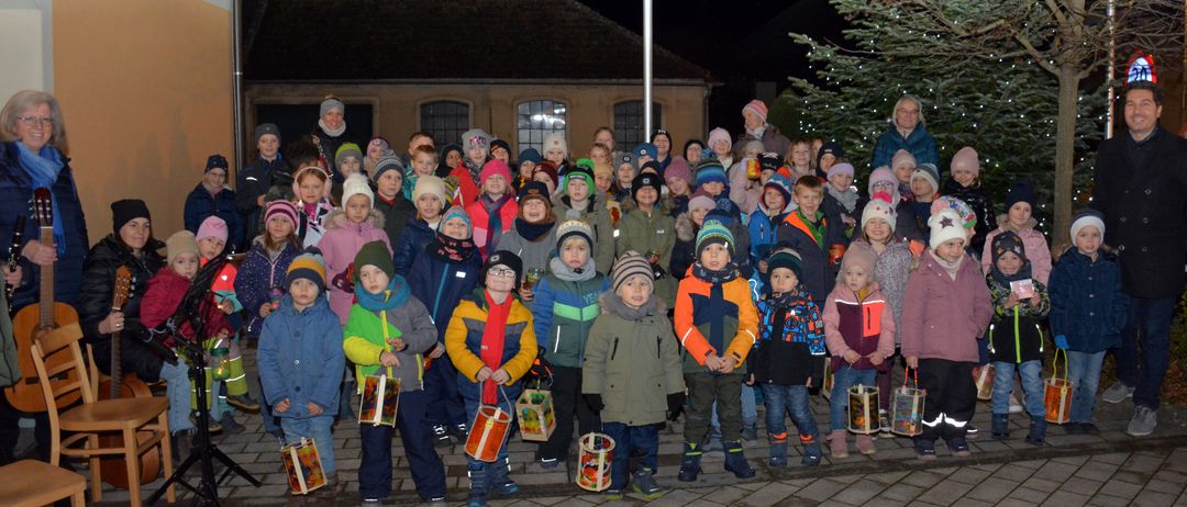 Bild enthält, People, Person, Pants, Coat, Jacket, Tree, Shoe, Face, Jeans, Outdoors