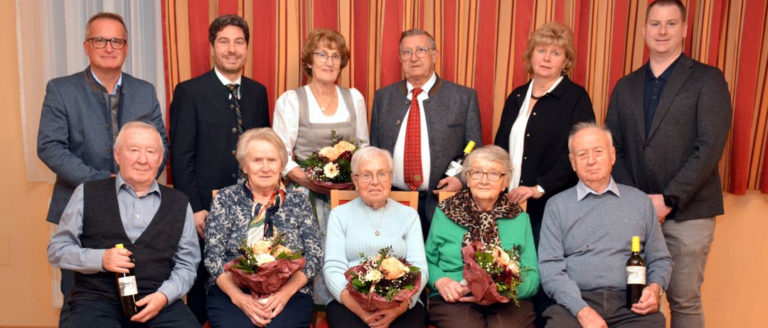 Bild enthält, Flower, Flower Arrangement, Flower Bouquet, Groupshot, Person, People, Adult, Male, Man, Suit