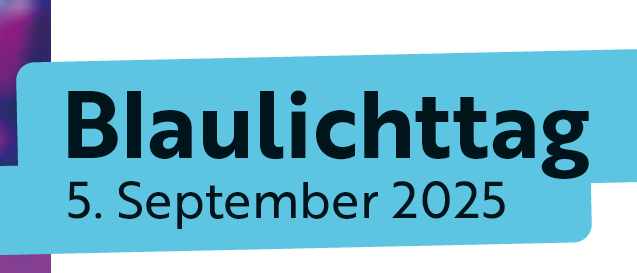 Das Bild zeigt den Text 'Blaulichtung' mit einem Datum, '5. September 2025', auf einem blauen Hintergrund mit einem unscharfen lila und rosa Farbverlauf.