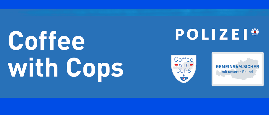 Ein blauer Banner mit dem Text 'POLIZEE Cops' und Logos für 'Coffee with COPS' und 'GEMEINSA mit unsere' darauf.